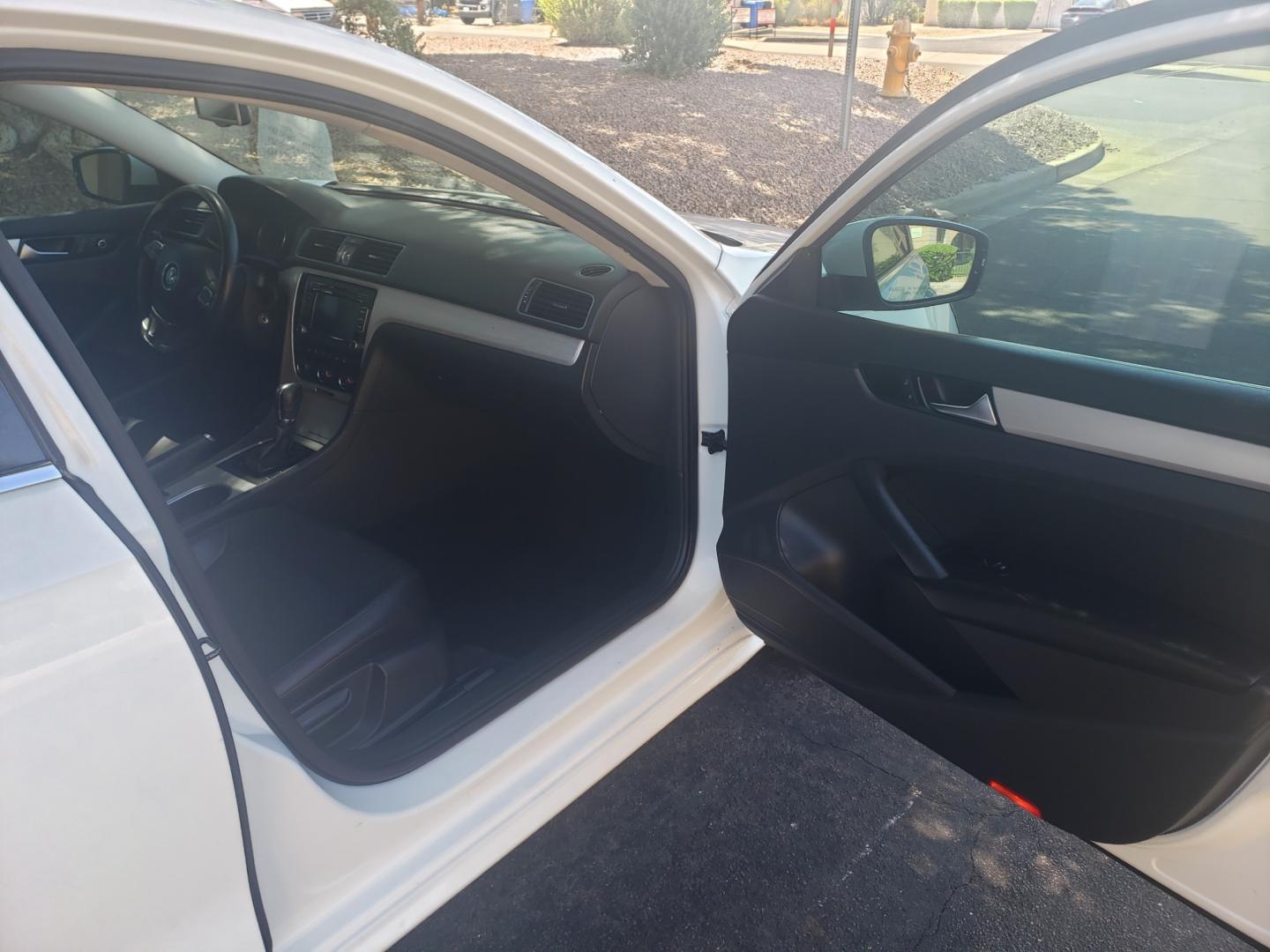 2013 WHITE /gray and black Volkswagen Passat se (1VWBP7A31DC) with an 2.5 l5 engine, 6-Speed Automatic transmission, located at 323 E Dunlap Ave., Phoenix, AZ, 85020, (602) 331-9000, 33.567677, -112.069000 - Photo#12